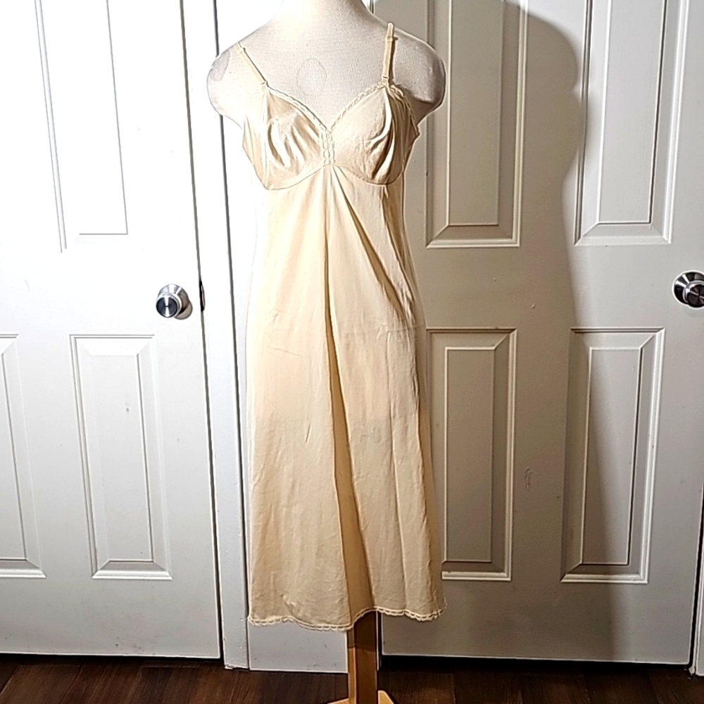 Vintage Y2K Vanity fair beige full slip made in USA Size 36. Good used condition